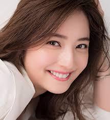 佐々木希 あのレトロ自販機前でニッコリ ...